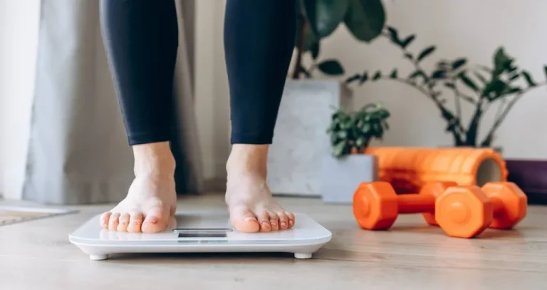 لماذا نكتسب الوزن مع العمر؟ 5 عادات قد تصنع الفارق