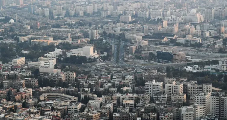 جرحى بانفجار عبوة ناسفة في حافلة لقوى الأمن الداخلي قرب دمشق