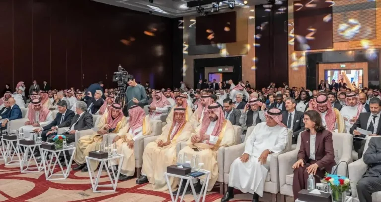 19 مليار دولار قاعدة الانطلاق... طاولة باريس والرياض لتوسيع استثمارات قطاعات المستقبل