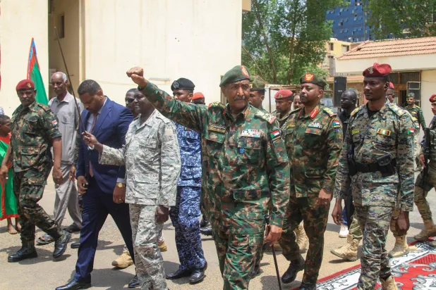 «الحوار السوداني» يطرق أبواب المعارضة متسلحاً بضمانات البرهان