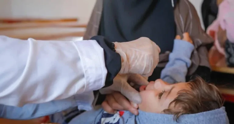 اتهامات للحوثيين بالمقايضة... اللقاحات مقابل عودة المكاتب الأممية