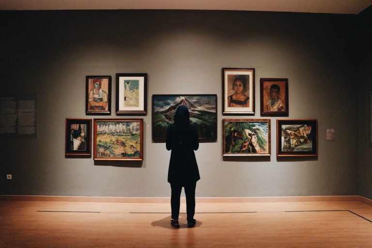 زائرة في معرض فني — Zalfa Imani / Unsplash