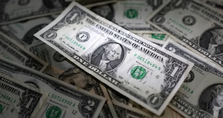 الدولار يرتفع مع تصاعد توقعات رفع الفائدة... والين يواصل التراجع