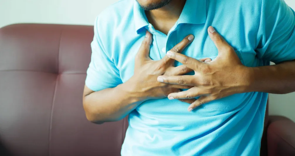 تشعر بخفقان قلبك بمجرد الاستلقاء؟ إليك الأسباب
