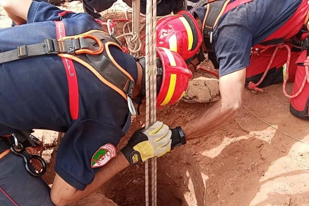 عالق في بئر بعمق 80 متراً... الجزائر تسابق الزمن لإنقاذ الطفل أيوب