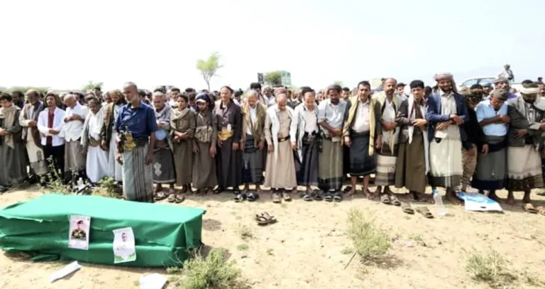 جثث متراكمة وتجنيد في المدارس يعكسان نزيف الحوثيين