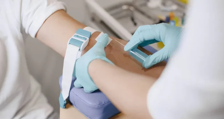 ما التحاليل الطبية التي يُنصح بإجرائها سنوياً بعد سن الأربعين؟