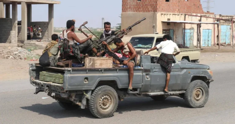 الجيش اليمني يوسِّع المعارك... من الجوف شرقاً إلى الساحل غرباً