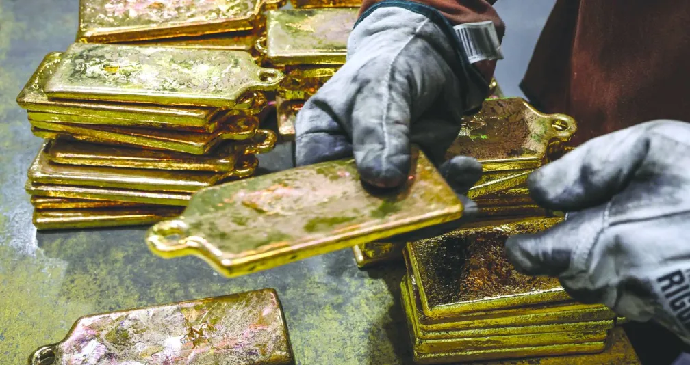 الذهب يرتفع مع ضعف الدولار وتصاعد التوترات في الشرق الأوسط