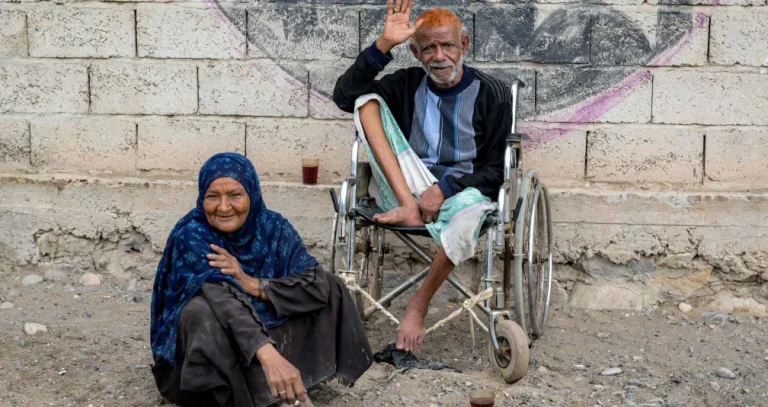 العليمي يوجه بالتحرك الميداني لتوثيق الانتهاكات الحوثية