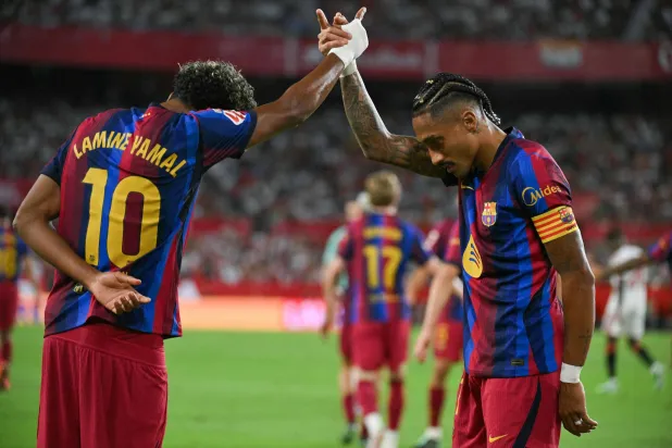 برشلونة يعبر منعطف اشبيليه بهاتريك رافينيا