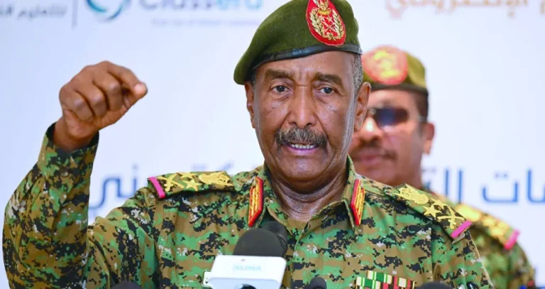 تدهور الجنيه وشح السيولة يشلّان أسواق السودان