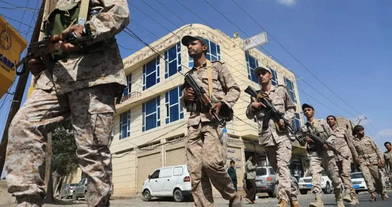التضليل... سلاح حوثي حول خطوط النار