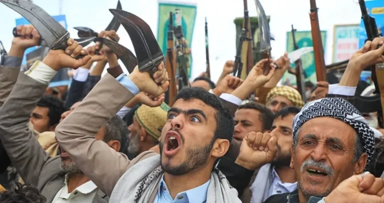 الحوثيون يختبرون ولاء الساحل الغربي اليمني بالتجنيد والجباية