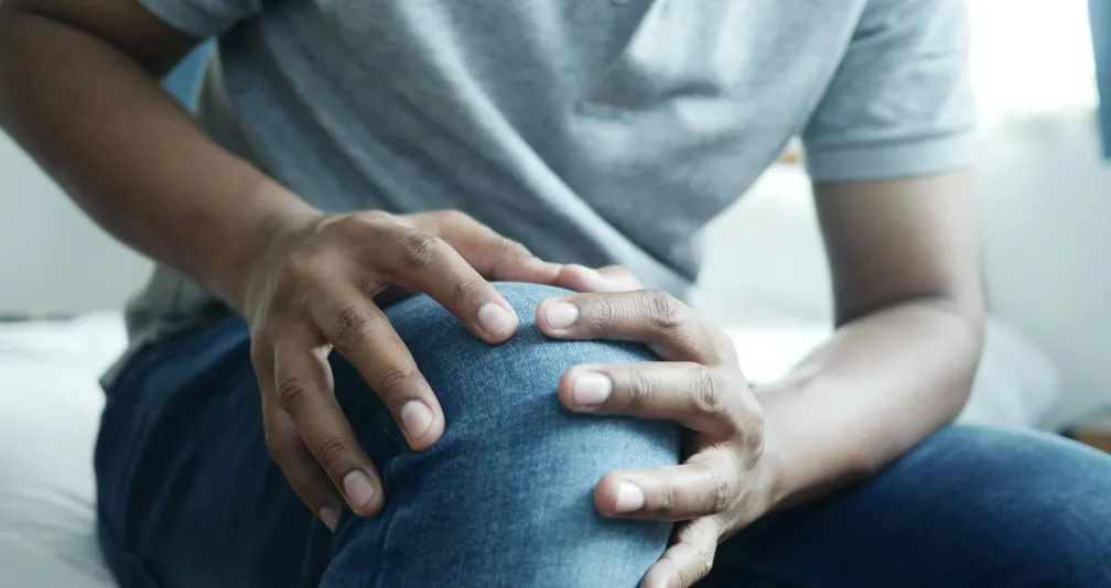 لماذا تزداد آلام المفاصل مع برودة الطقس؟