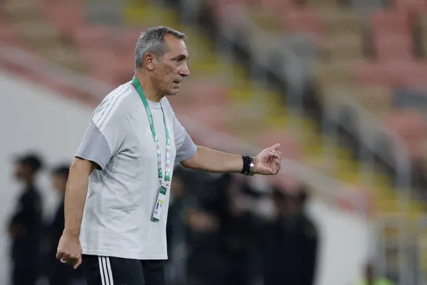 «إنفلونزا» تغيِّب دونيس عن تدريبات الأخضر والمؤتمر الصحافي