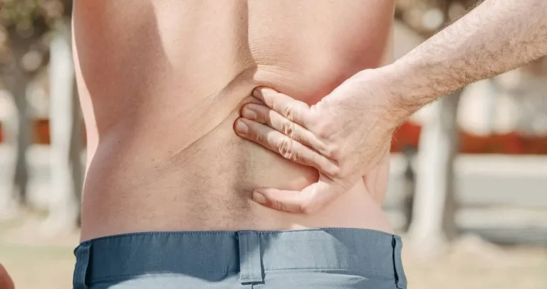 لماذا تزداد آلام الظهر عند الجلوس لساعات طويلة؟ وكيف تقلّل الضرر؟