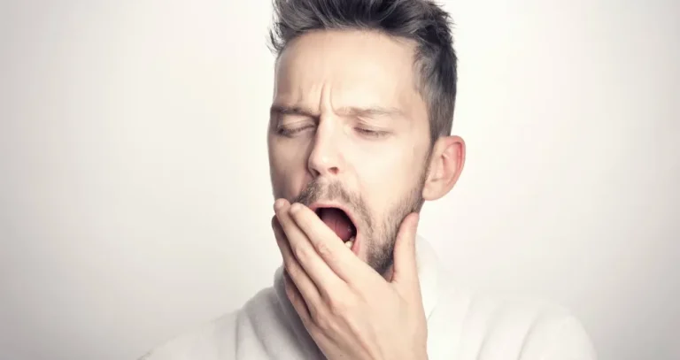 حين يصبح التثاؤب مُعدياً... كيف يفسر العلماء هذه الظاهرة؟