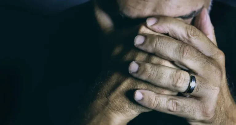 الاكتئاب بعد الأربعين... أسباب خفية قد لا تخطر على البال