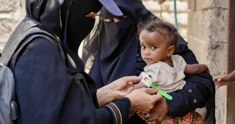 الرعاية الصحية... معركة جديدة للفارّين من الهجمات الحوثية