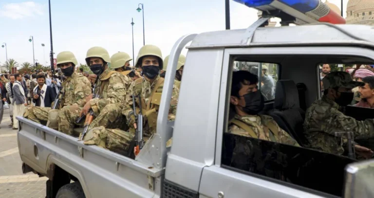 الحوثيون يلاحقون سكان صنعاء على خلفية معارك تعز