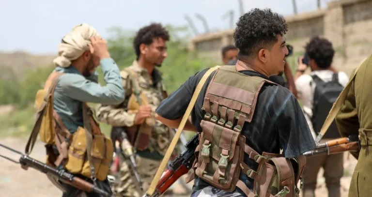 ضغط حوثي يعزل تعز عن أريافها الجنوبية وسط مقاومة شرسة