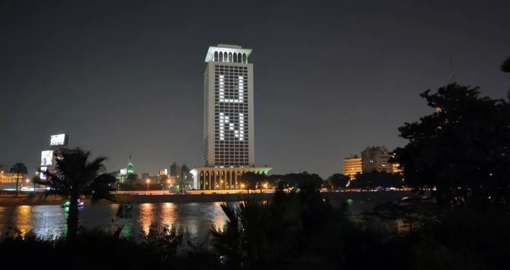 معارض مصري يتظاهر في هولندا ويعيد أزمة «حصار السفارات»