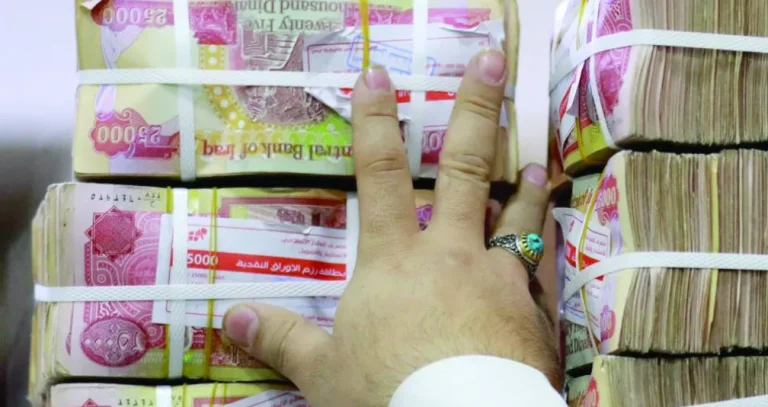 العراق يخفّض قيمة الدينار مع تراجع إيرادات النفط بسبب اضطرابات التصدير