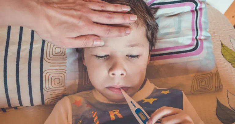 كيف تتعامل مع حُمّى طفلك في المنزل؟ ومتى تذهب للطبيب فوراً؟