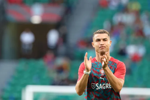 رونالدو مثنياً على ميسي: صنعت تاريخاً سيبقى إلى الأبد