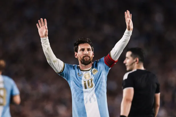أرقام ميسي ورونالدو دولياً... سباق أسطورتين امتد لأكثر من عقدين