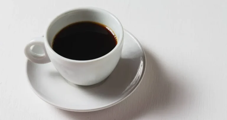 قبل كم ساعة من النوم يجب التوقف عن الكافيين؟