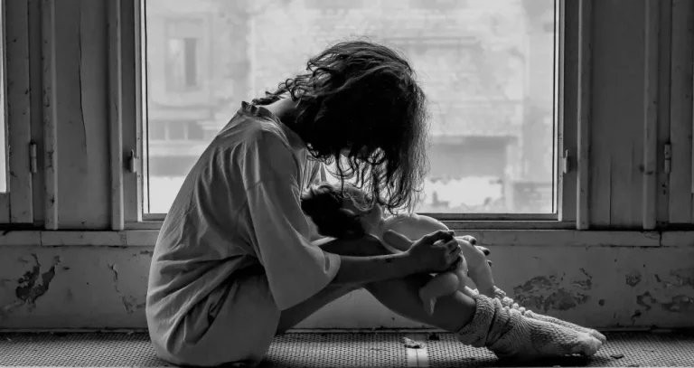ما الفرق بين الحزن الطبيعي والاكتئاب؟ ومتى تطلب المساعدة؟