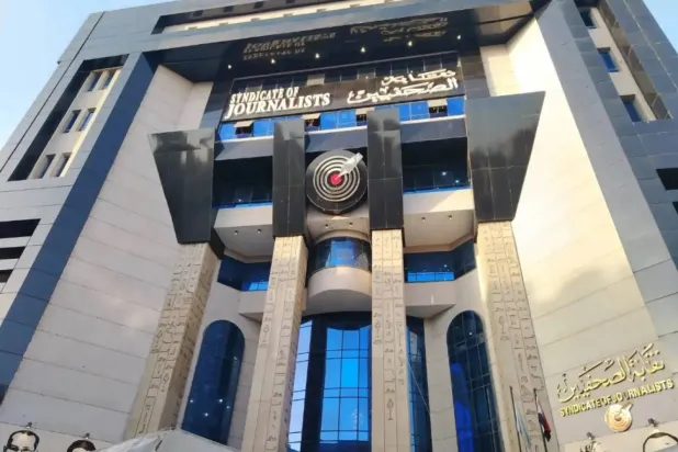 نقيب الصحافيين المصريين يتمسك بالدفاع عن موقوفي «متصدقش»... ويعوّل على القضاء