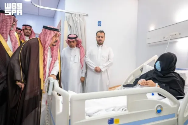 أمير الرياض لمصابي عدوان الحوثيين: القيادة معكم قلباً وقالباً