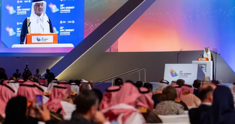 خطط سعودية لتطوير خط أنابيب «شرق ــ غرب»