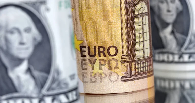 تراجع الدولار يتيح لليورو التعافي من أدنى مستوى في 17 شهراً