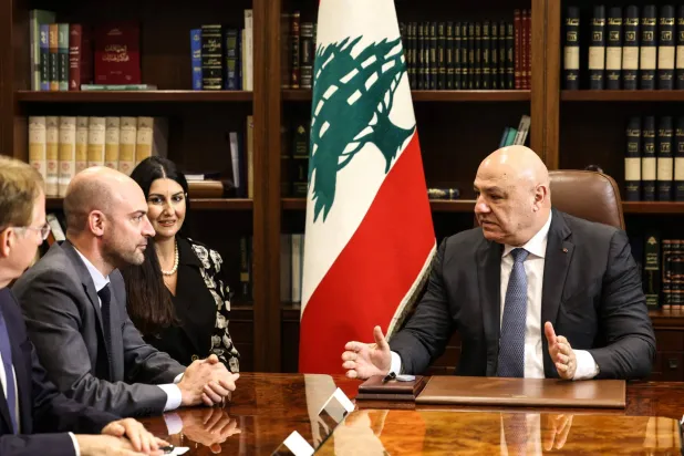 الرئيس اللبناني لبارو: نرحب بأي جهد فرنسي لمنع حصول فراغ بعد انسحاب «اليونيفيل»