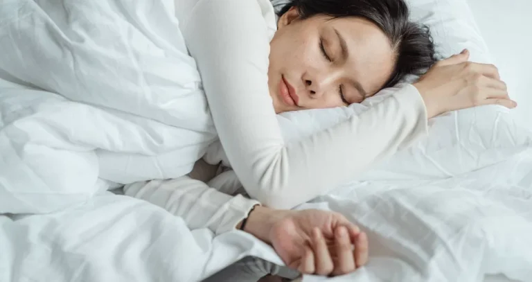 هل تنام وهاتفك بجوارك؟ 5 مخاطر صحية محتملة ينبغي أن تعرفها