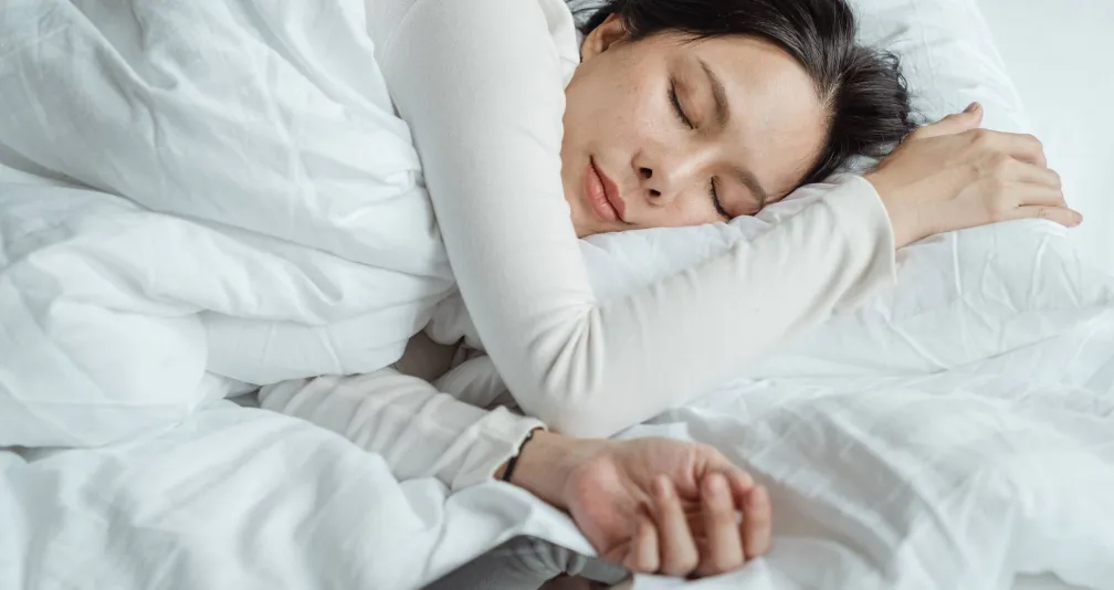 هل تنام وهاتفك بجوارك؟ 5 مخاطر صحية محتملة ينبغي أن تعرفها