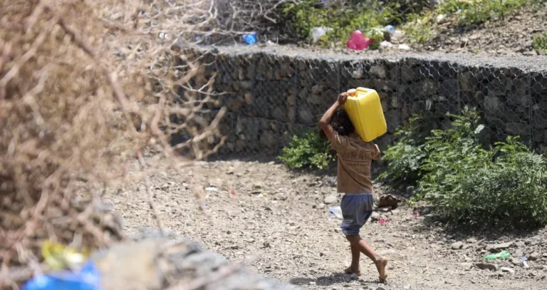 حصار الحوثيين يخفض إنتاج المياه في تعز إلى النصف