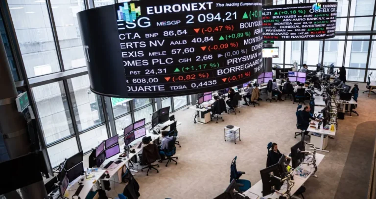الأسهم العالمية تتراجع على وقع ارتفاع النفط ومخاوف الديون الأوروبية