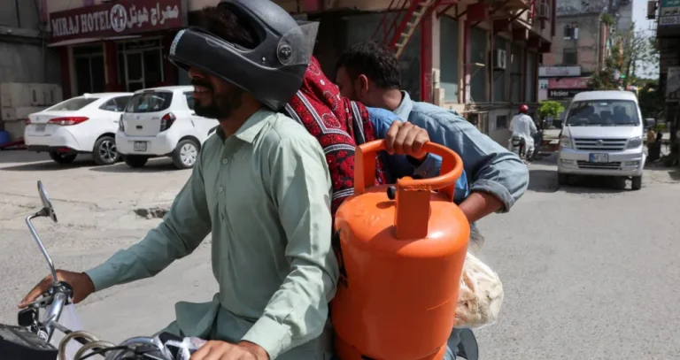 تفاقم نقص الغاز المسال في باكستان بعد إغلاق الحدود