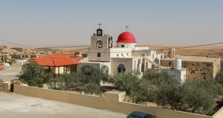 بعد الهجوم الإرهابي... ماذا نعرف عن كنيسة حمود والوجود المسيحي في الكرك؟