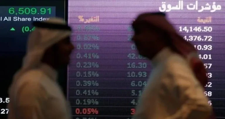 السوق السعودية تتراجع بعد مكاسب 5.8 % في جلستين