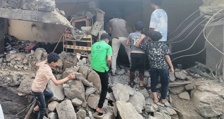 الحوثيون يضغطون على جبهات القتال بقصف التجمعات السكانية