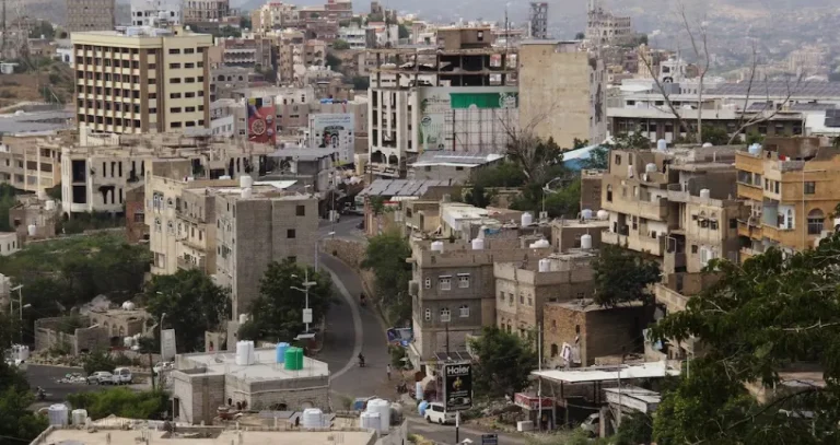 الحوثيون يخنقون «التربة»... وتعز تُقاوم حصارهم بالحياة