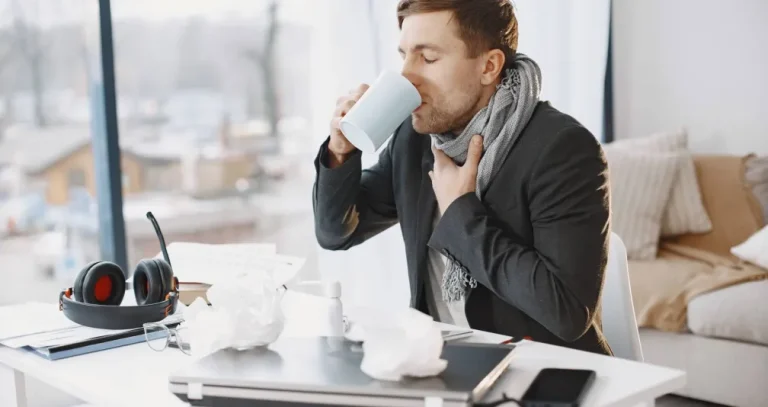تعاني من التهاب الحلق؟ 7 أطعمة ومشروبات قد تخفف الألم