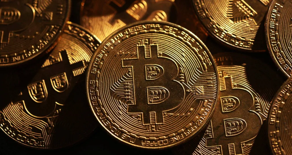 «بتكوين» تتراجع إلى أقل من 77 ألف دولار